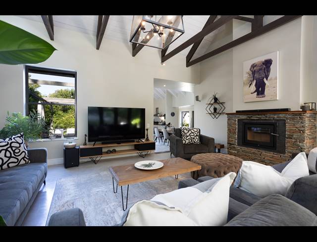 4 BEDROOM HOUSE TO LET IN CONSTANTIA